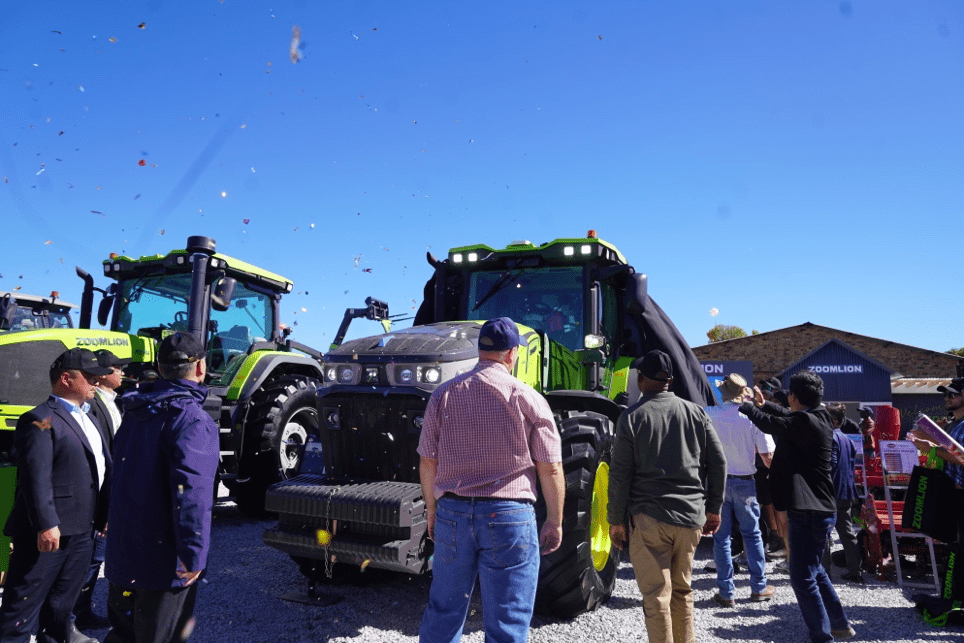 Unveiling ceremony of Zoomlion DV3504 hybrid tractor