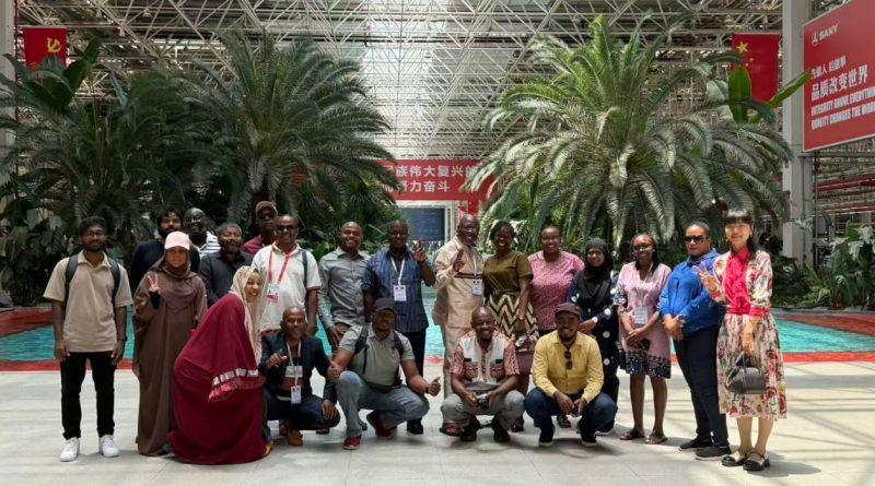 Delegation in front of Xingchen Online News